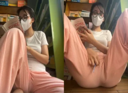 Cô em vừa đọc sách vừa nhét đồ chơi tình dục vào lồn