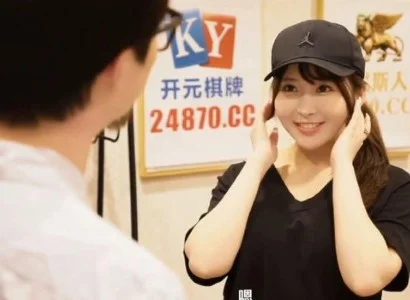 Cô nhân viên giao hàng dễ tính khi gặp khách