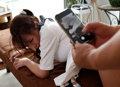 Thấy em nhân viên quá ngon thì ra tay hiếp dâm