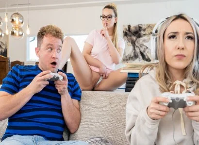 cô nương vì quá mải chơi game mà bị bạn thân giành mất người yêu