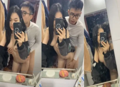 Cặp đôi trẻ làm tình với nhau trước gương