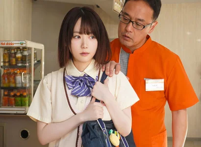 Quản lý trẻ bắt quả tang em gái lấy trộm đồ trong cửa hàng