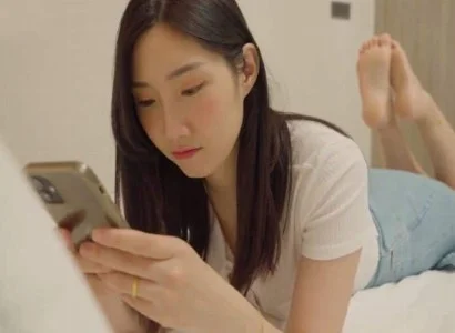 Người đàn bà vụng trộm với anh nhân viên giao hàng