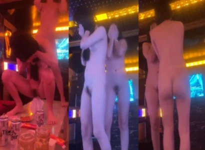 Cô nàng múa thoát y cực dâm loạn tại quán karaoke