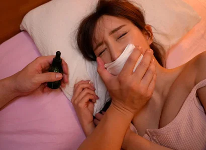 Một kẻ để cô em họ xinh đẹp uống thuốc mê rồi quan hệ